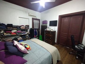 Casa en venta en Adrogue 5 ambientes ideal uso profesional frente a la plaza brown