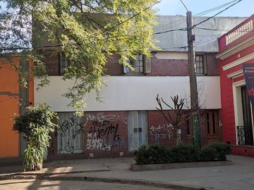 Casa en venta en Adrogue 5 ambientes ideal uso profesional frente a la plaza brown