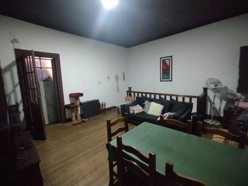 Casa en venta en Adrogue 5 ambientes ideal uso profesional frente a la plaza brown