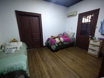 Casa en venta en Adrogue 5 ambientes ideal uso profesional frente a la plaza brown
