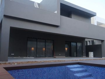 Casa en Venta en Sierra Alta en Décimo Sector,  La Cima.