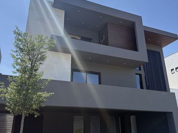 Casa en Venta en Sierra Alta en Décimo Sector,  La Cima.