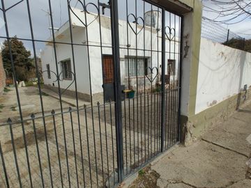 Venta de Terreno, con propiedad a restaurar o demoler, Itte. Carro 1600, Nqn Capital