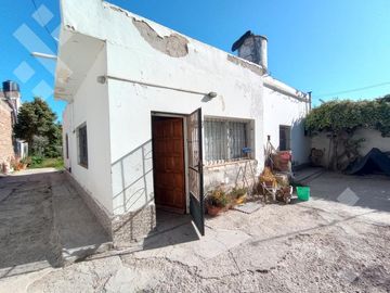 Venta de Terreno, con propiedad a restaurar o demoler, Itte. Carro 1600, Nqn Capital