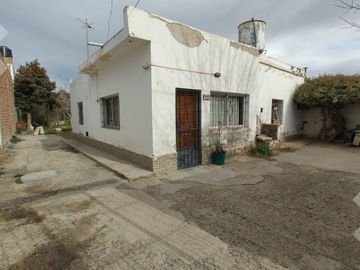 Venta de Terreno, con propiedad a restaurar o demoler, Itte. Carro 1600, Nqn Capital