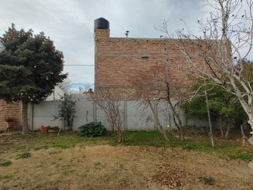 Venta de Terreno, con propiedad a restaurar o demoler, Itte. Carro 1600, Nqn Capital