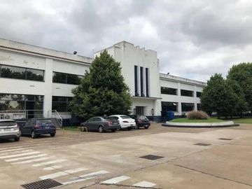 Excelentes naves industrial de 1710 m2 cubiertos en Hurlingham