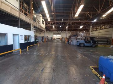 Excelentes naves industrial de 1710 m2 cubiertos en Hurlingham