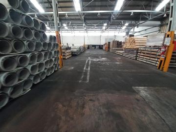 Excelentes naves industrial de 1710 m2 cubiertos en Hurlingham