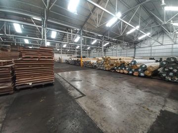 Excelentes naves industrial de 1710 m2 cubiertos en Hurlingham