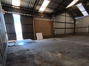 Depósito de 2.800 m2 más oficinas en Alquiler en Guemes al 2.100 en Escobar