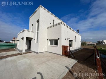 Casa en venta Barrio Riberas Puertos Escobar
