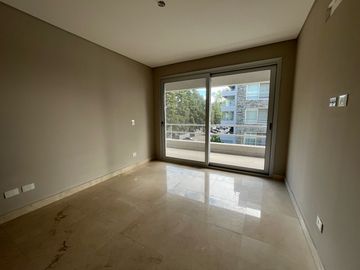 Venta Bouquet 4 ambientes PB. Doble jardín Parrilla. Dos cocheras. Baulera.  Amenities