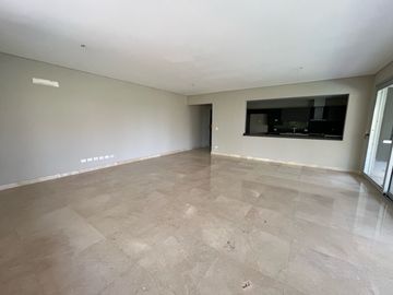 Venta Bouquet 4 ambientes PB. Doble jardín Parrilla. Dos cocheras. Baulera.  Amenities