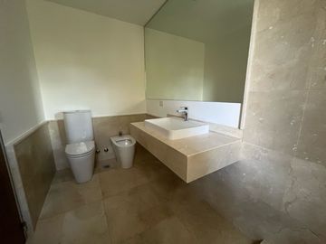 Venta Bouquet 4 ambientes PB. Doble jardín Parrilla. Dos cocheras. Baulera.  Amenities