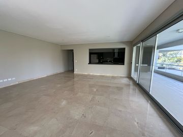 Venta Bouquet 4 ambientes PB. Doble jardín Parrilla. Dos cocheras. Baulera.  Amenities