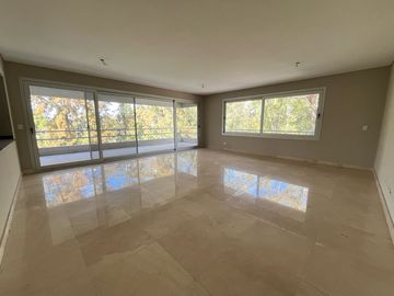 Venta Bouquet 4 ambientes PB. Doble jardín Parrilla. Dos cocheras. Baulera.  Amenities