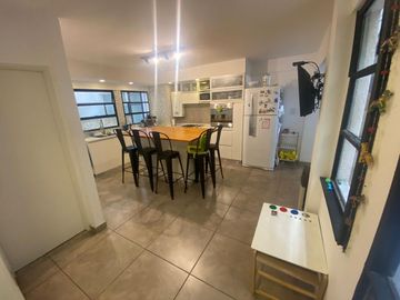 Departamento de tres dormitorios con doble balcón. 130 m2.  Rosario, centro