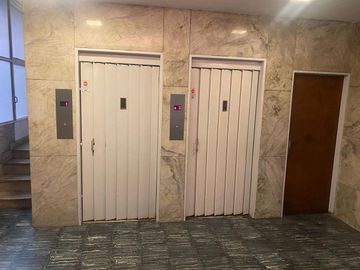 Departamento de tres dormitorios con doble balcón. 130 m2.  Rosario, centro