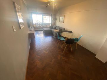 Departamento de tres dormitorios con doble balcón. 130 m2.  Rosario, centro