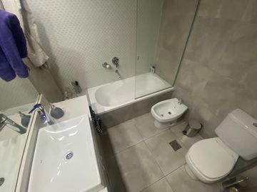 Departamento de tres dormitorios con doble balcón. 130 m2.  Rosario, centro
