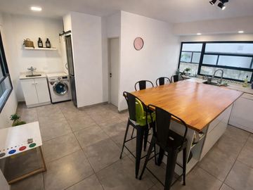Departamento de tres dormitorios con doble balcón. 130 m2.  Rosario, centro