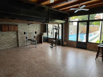Casa en venta de 3 dormitorios con pileta y quincho