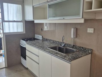 Departamento en alquiler de 3 ambientes en Recoleta. Piso 14. Vista abierta con cochera cubierta