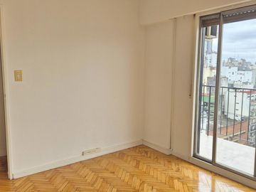 Departamento en alquiler de 3 ambientes en Recoleta. Piso 14. Vista abierta con cochera cubierta