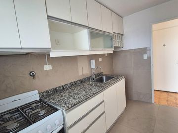 Departamento en alquiler de 3 ambientes en Recoleta. Piso 14. Vista abierta con cochera cubierta