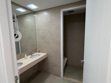 Oficina en alquiler - 275 m2 - 2 cocheras - Amoblada- Madero Center.