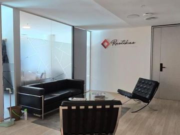 Oficina en alquiler - 275 m2 - 2 cocheras - Amoblada- Madero Center.