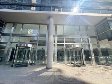 Oficina en alquiler - 275 m2 - 2 cocheras - Amoblada- Madero Center.