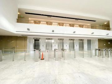 Oficina en alquiler - 275 m2 - 2 cocheras - Amoblada- Madero Center.