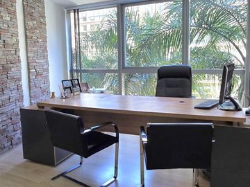 Oficina en alquiler - 275 m2 - 2 cocheras - Amoblada- Madero Center.
