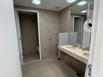 Oficina en alquiler - 275 m2 - 2 cocheras - Amoblada- Madero Center.