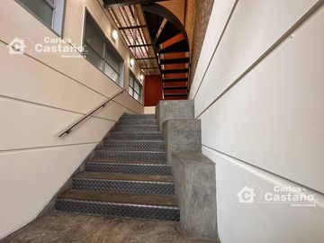 Edificio de múltiples usos con detalles de diseño exclusivo en excelente zona