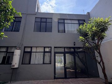 Casa en jardines de Querétaro puede ser oficina puerta cerrada