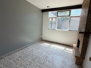Casa en jardines de Querétaro puede ser oficina puerta cerrada