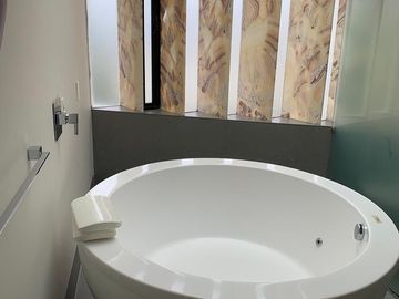 Vive Frente Al Hoyo 1: Casa de 901 m² con Conexión Al Campo de Golf