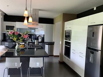 Vive Frente Al Hoyo 1: Casa de 901 m² con Conexión Al Campo de Golf