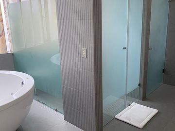 Vive Frente Al Hoyo 1: Casa de 901 m² con Conexión Al Campo de Golf