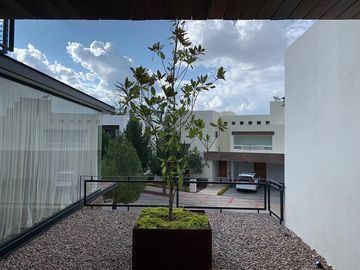 Vive Frente Al Hoyo 1: Casa de 901 m² con Conexión Al Campo de Golf
