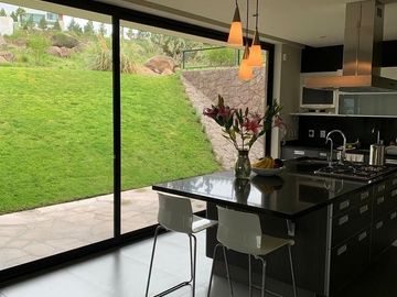 Vive Frente Al Hoyo 1: Casa de 901 m² con Conexión Al Campo de Golf