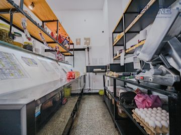 Local a la venta en esquina Nazca y Albarellos - Opción financiamiento.