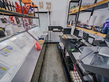 Local a la venta en esquina Nazca y Albarellos - Opción financiamiento.