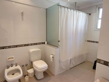 Ayres del Pilar | Venta | Retasada - Interesante casa de 4 dorm con ascensor y dependencia