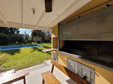 Ayres del Pilar | Venta | Retasada - Interesante casa de 4 dorm con ascensor y dependencia