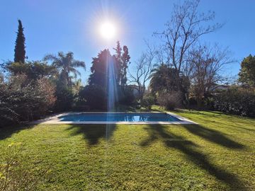 Ayres del Pilar | Venta | Retasada - Interesante casa de 4 dorm con ascensor y dependencia