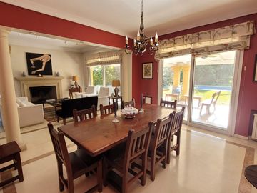Ayres del Pilar | Venta | Retasada - Interesante casa de 4 dorm con ascensor y dependencia